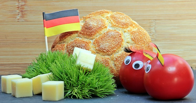 德甲第2輪拜仁慕尼黑3-2科隆 萊萬首開紀錄格納布裏梅開二度.